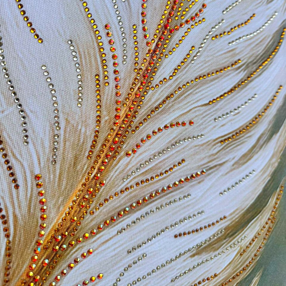 Altın Tüyün Sessizliği – Taş İşlemeli Kanvas Tablo