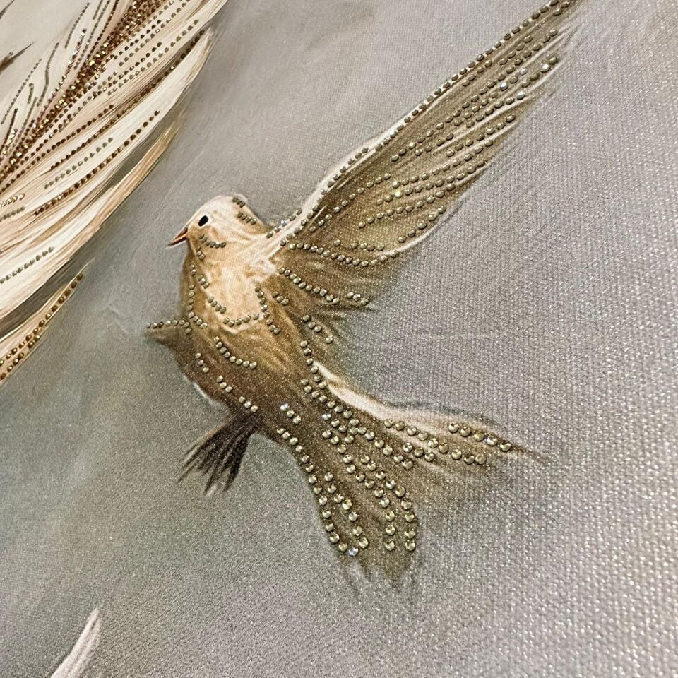 Altın Tüyün Sessizliği – Taş İşlemeli Kanvas Tablo