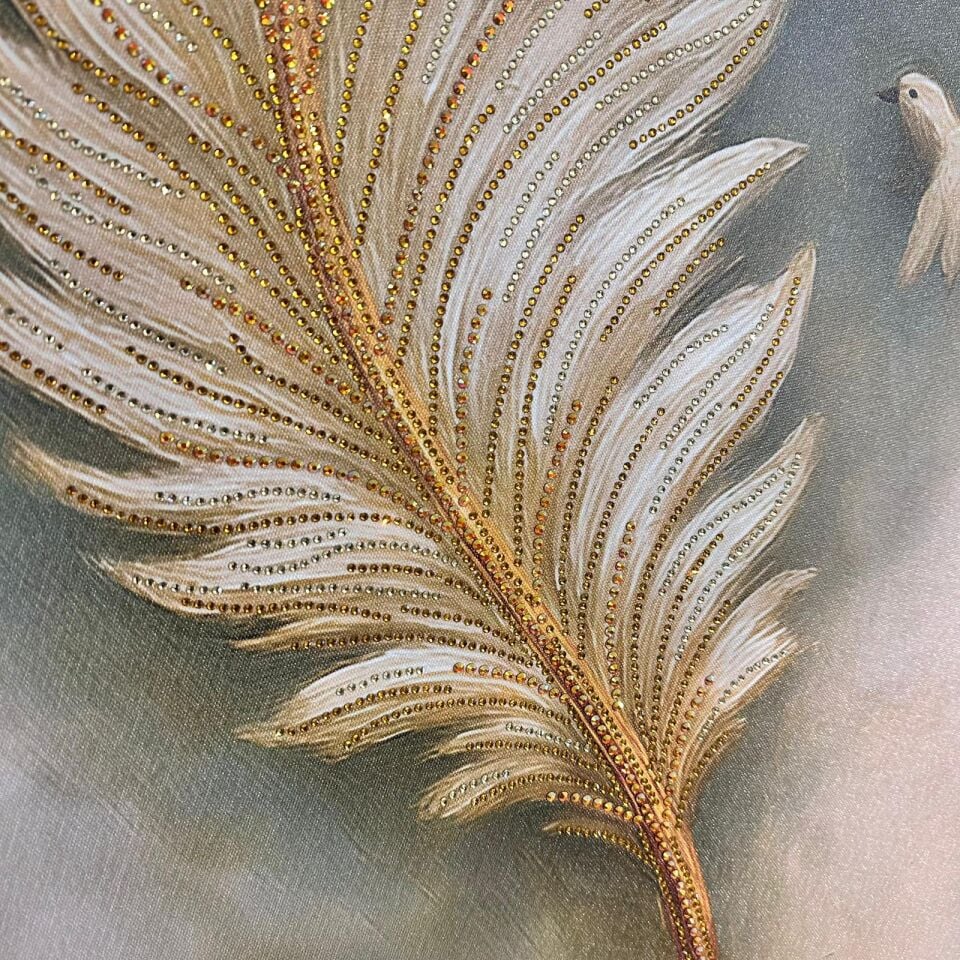 Altın Tüyün Sessizliği – Taş İşlemeli Kanvas Tablo