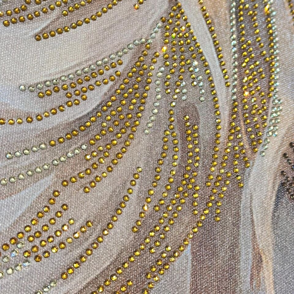 Altın Tüyün Sessizliği – Taş İşlemeli Kanvas Tablo