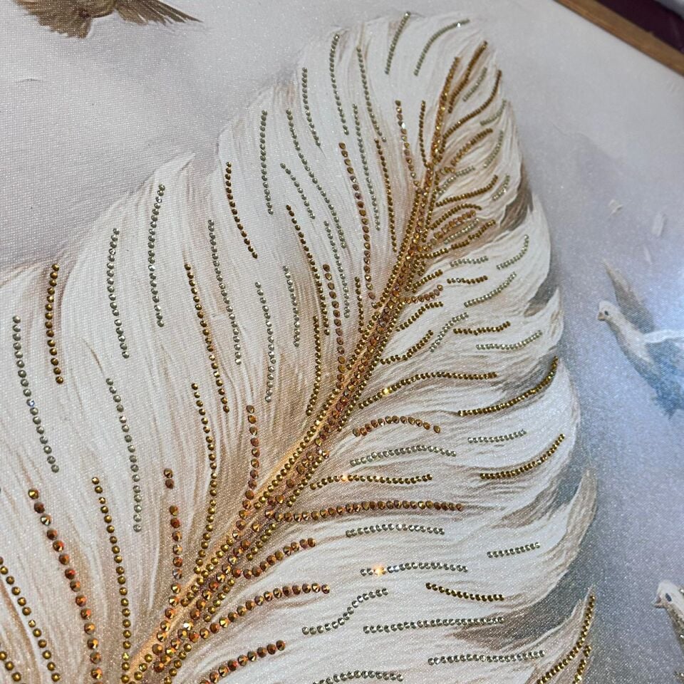 Altın Tüyün Sessizliği – Taş İşlemeli Kanvas Tablo