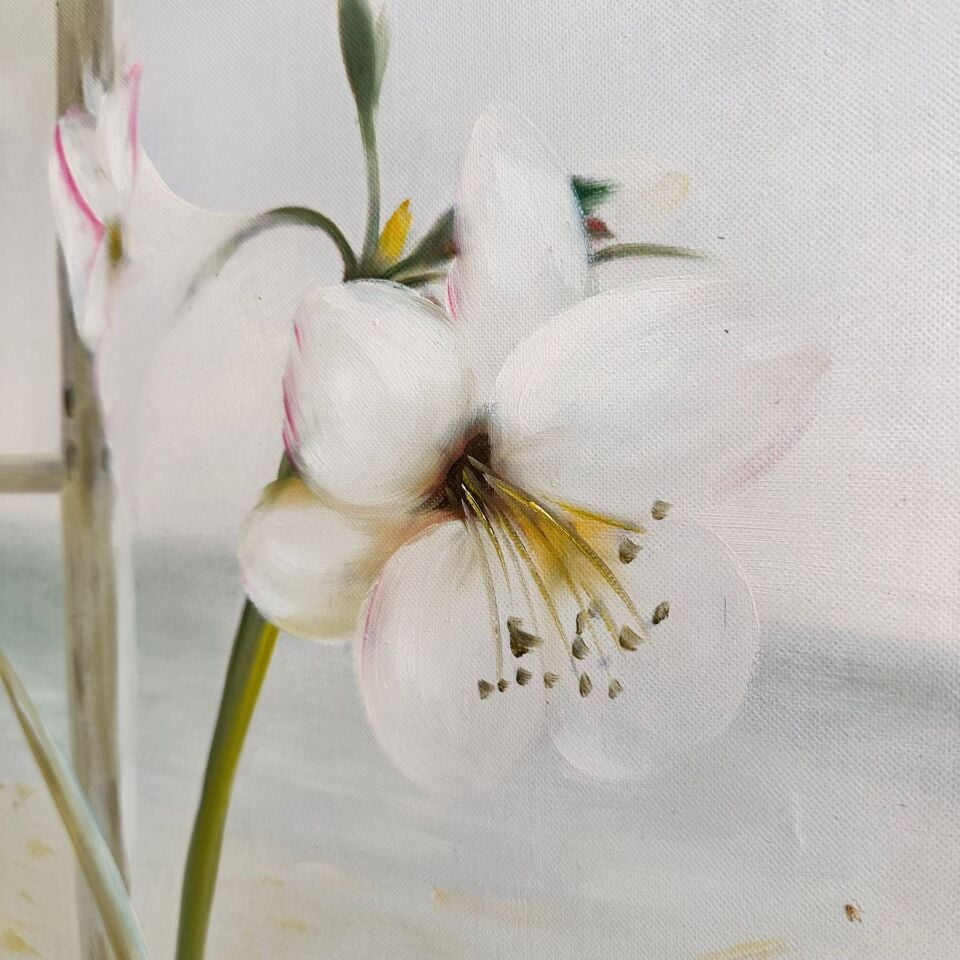 Deniz Manzaralı Pencere Önünde Beyaz Çiçek Yağlı Boya Tablo