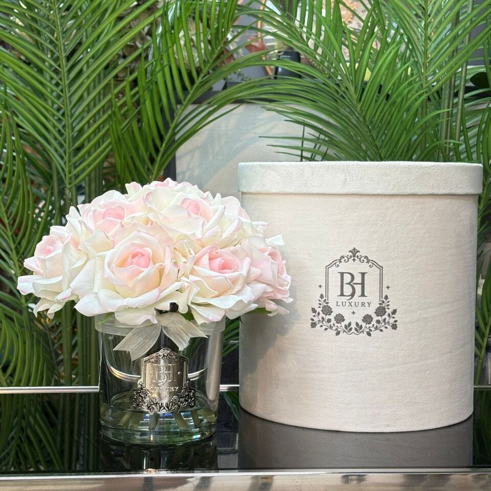 14'lü Pudra Krem Gül Aranjmanı Gümüş Detaylı Cam Vazoda ✅